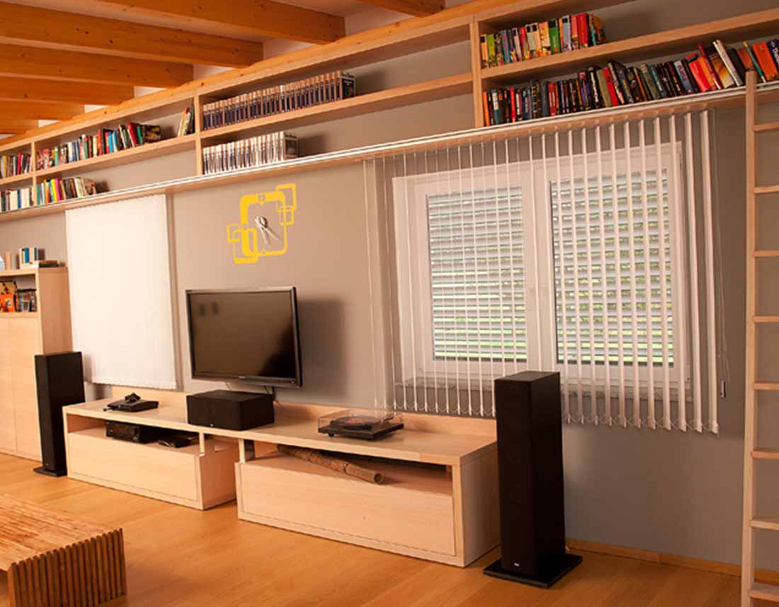 Wohnzimmer mit Holzregal und Schiebeleiter