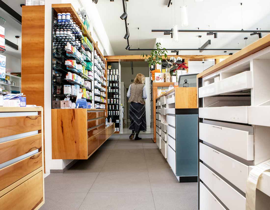 Moderner Apothekenbereich mit Schubladensystem und Regalen für Medikamente.