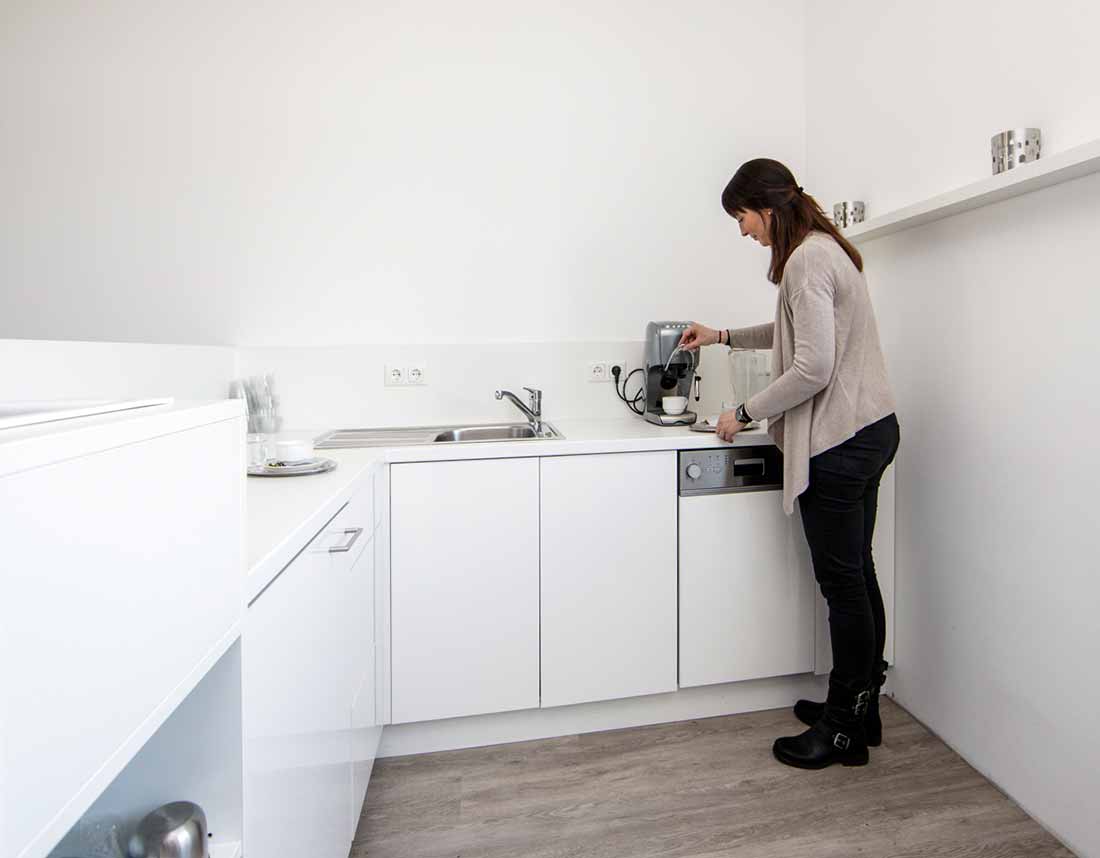 Moderne Küche mit Sichtschutz