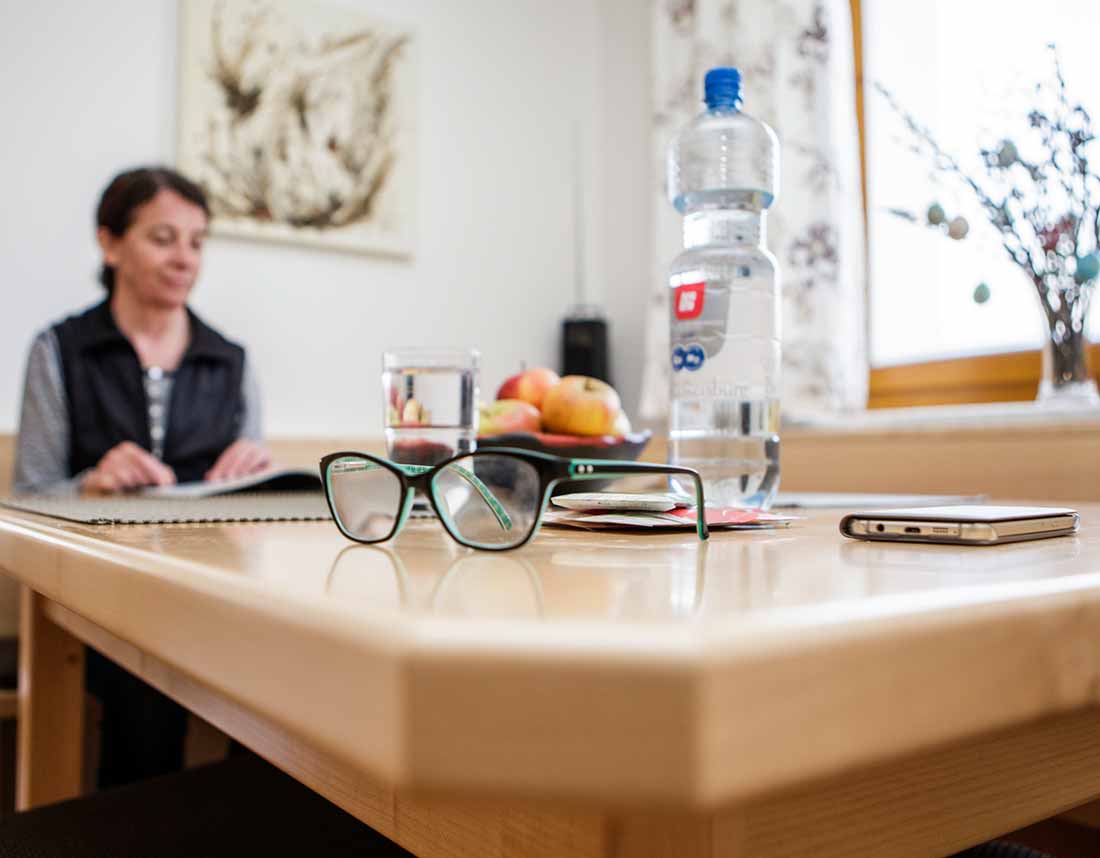 L-förmige Sitzbank und Wandverkleidung Essbereich