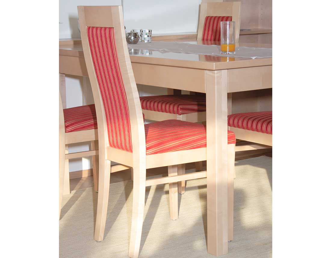 Stuhl mit rot-weiß gestreifter Polsterung und hellem Holzrahmen an einem Holztisch.