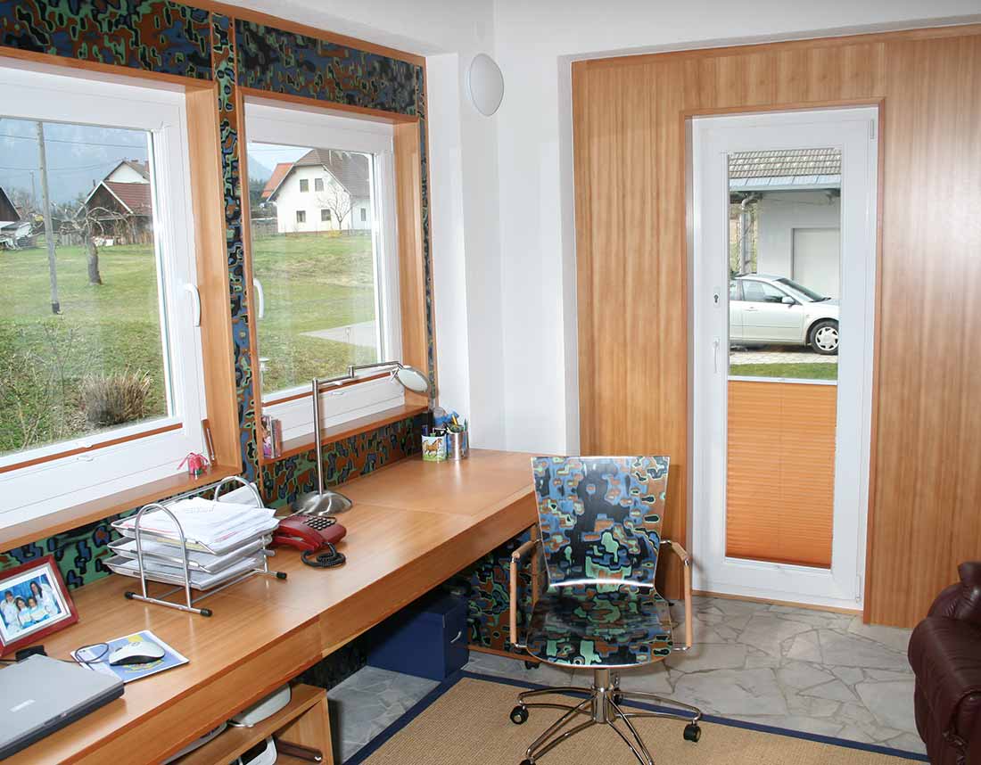 Büroinnenraum mit Holz- und Musterelementen.