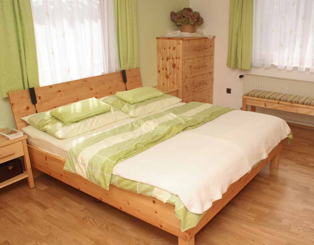 Komplettes Schlafzimmer aus Zirbenholz angefertigt.