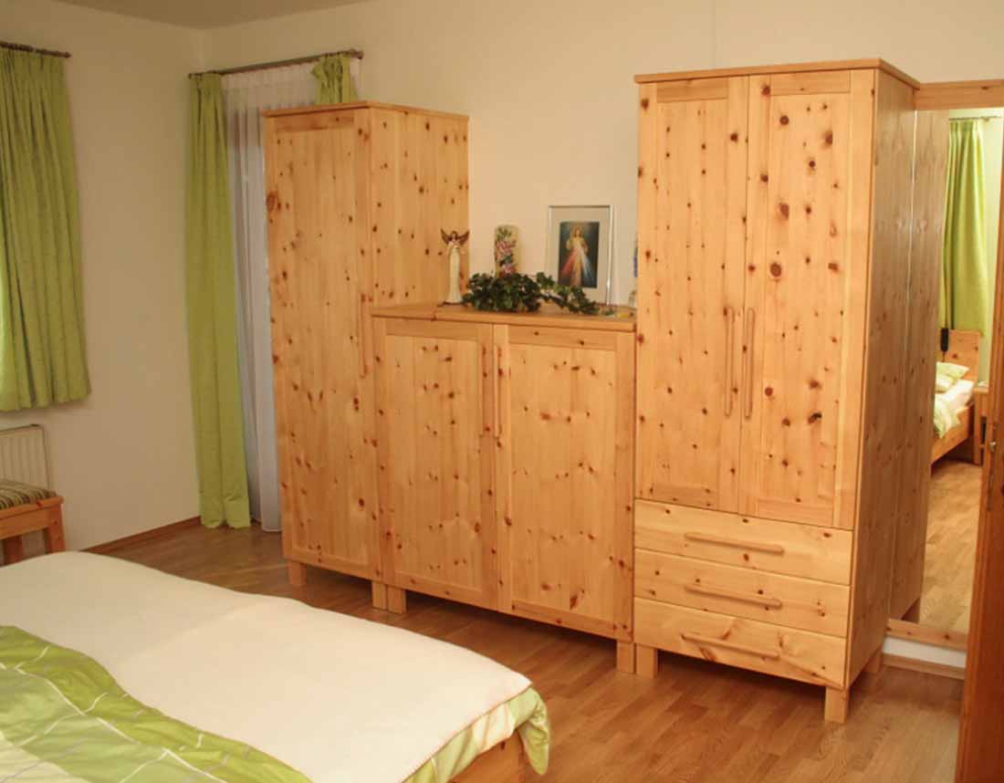 Großflächiger Kleider und Stauschrank aus Zirbenholz.