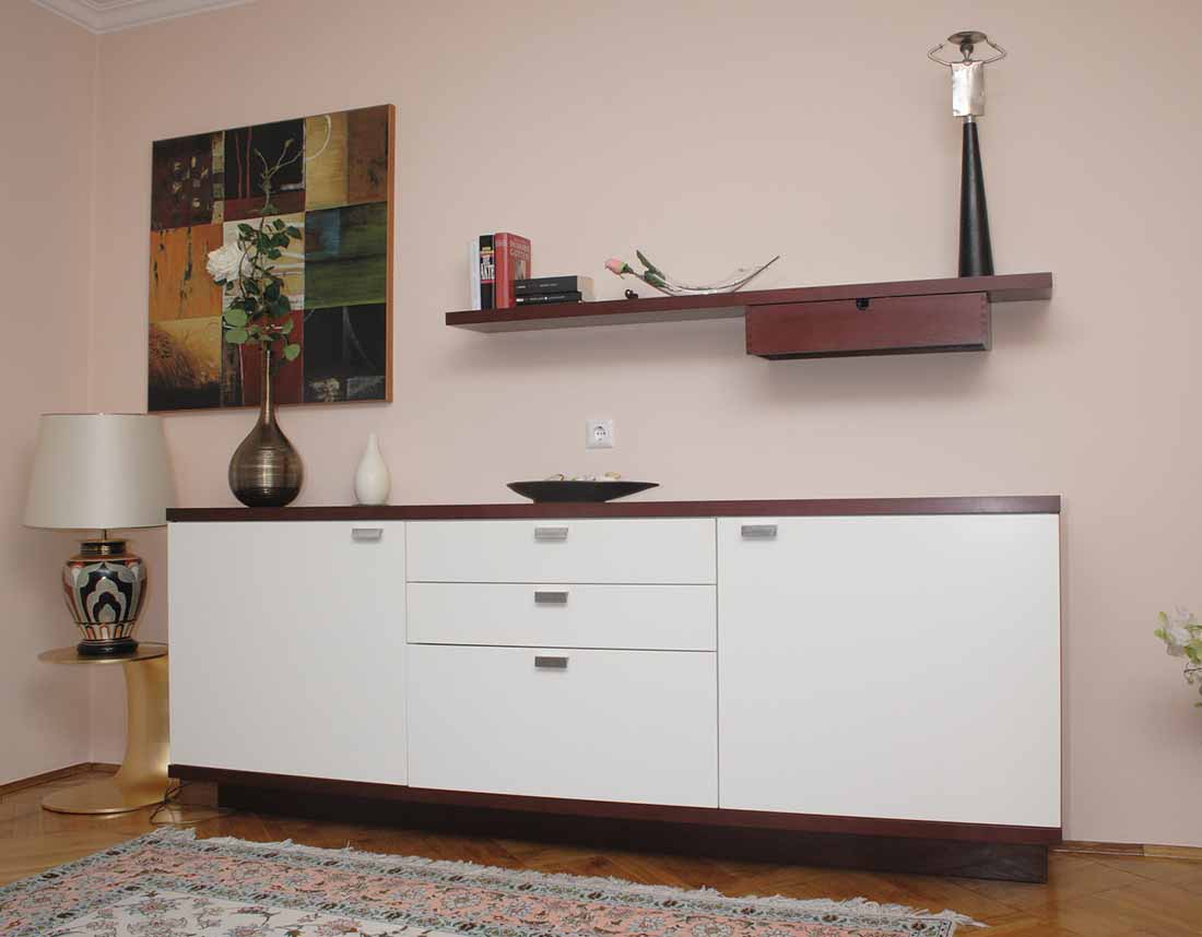 Modernes Sideboard mit weißer Front und Wandregal