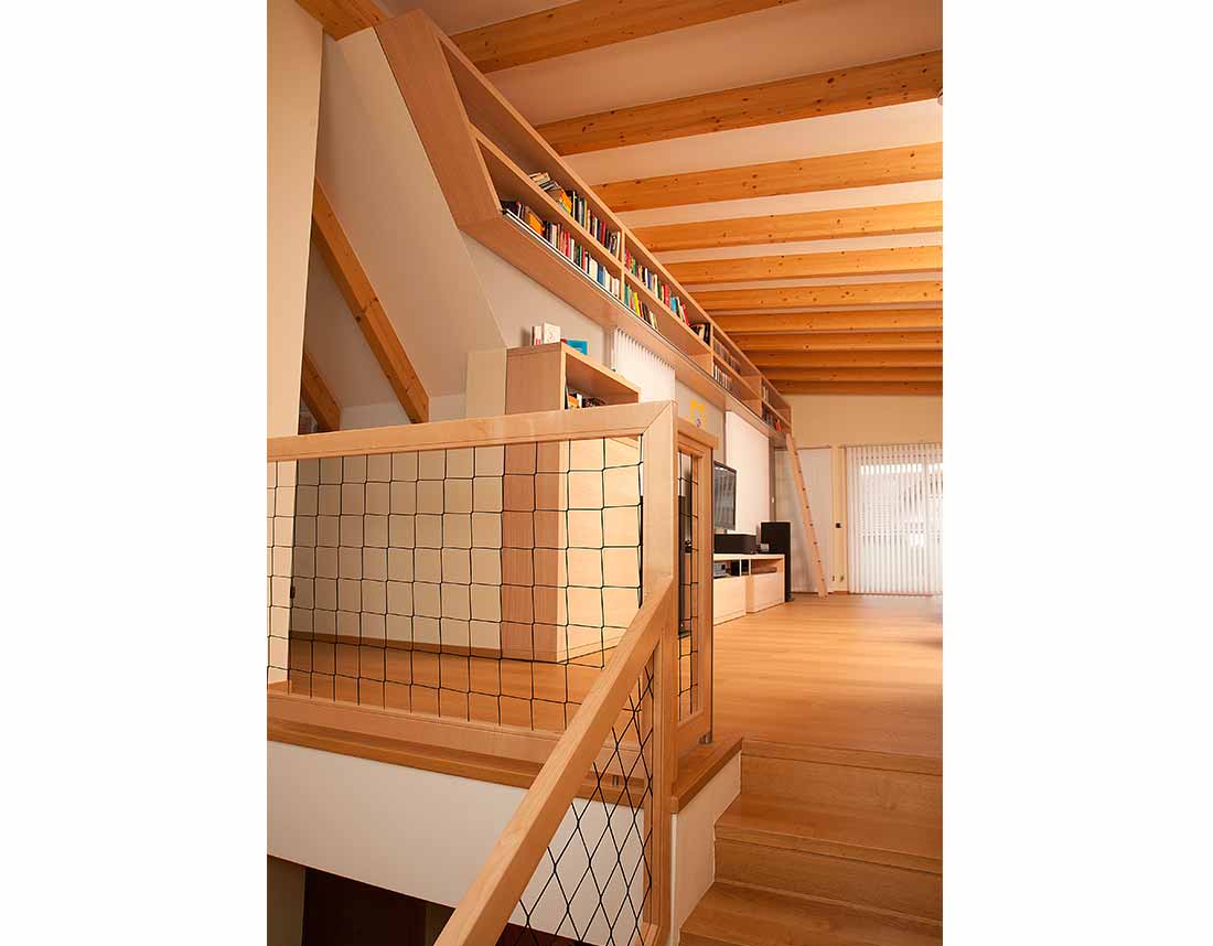 Offene Holztreppe mit Sicherheitsnetz