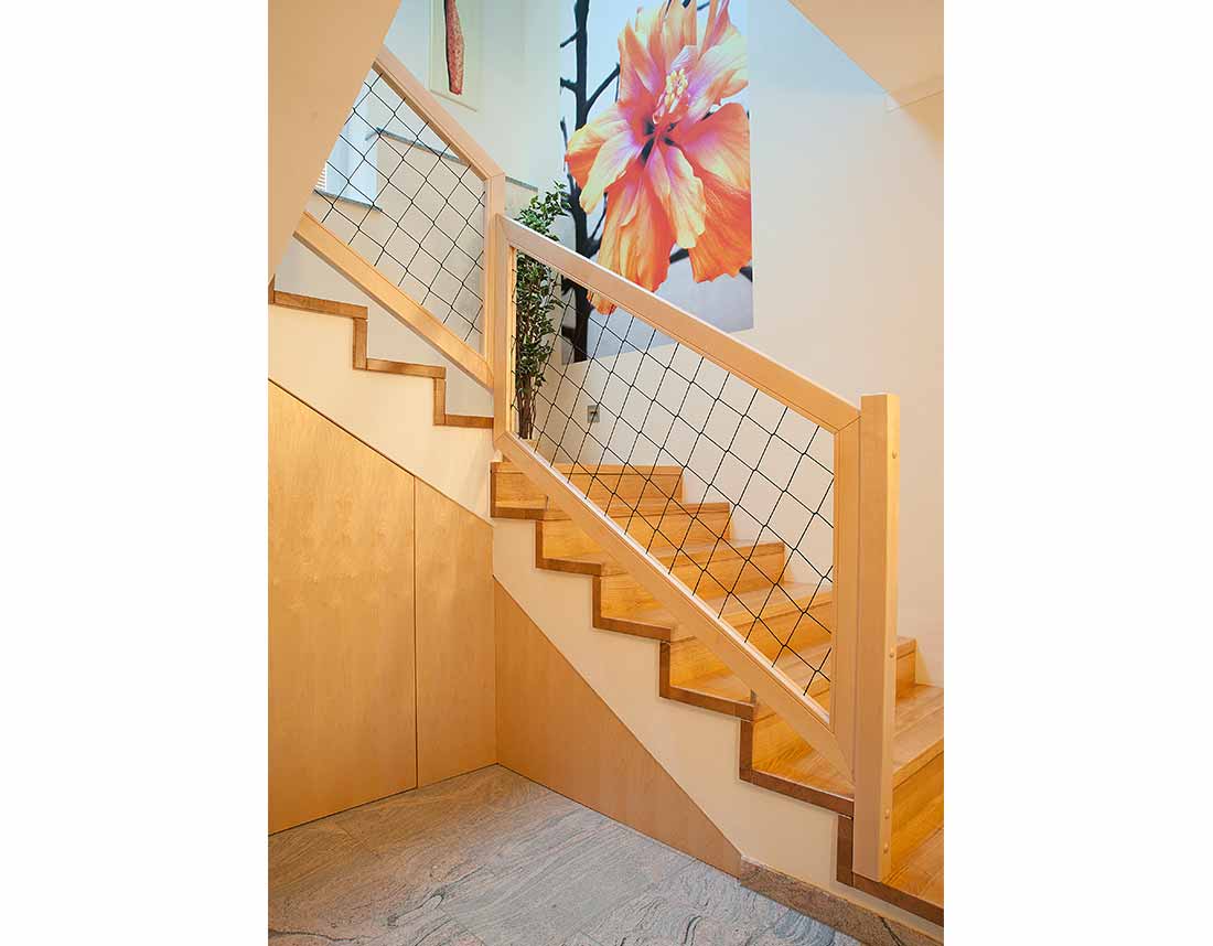 Treppe mit Netzgeländer.