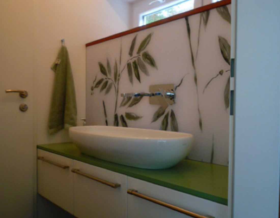 Waschbecken mit einer aufgesetzten ovalen Waschschüssel und modernem Wasserhahn an der Wand.