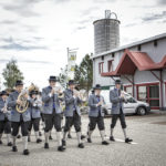 Beim Jubiläum Marschiert eine Musikkapelle