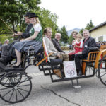 Auf der Pferdekutsche befinden sich neben den Passagieren auch die Auszeichnung