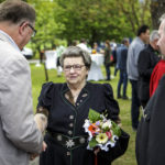 Dame mit Blumenstrauß bei der Jubiläumsfeier