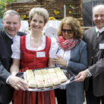 Foto bei der Jubiläumsfeier mit passendem Kuchen