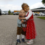 Zwei Kinder Umarmen sich auf dem Foto