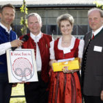 Foto mit der Jubiläumsurkunde Erschen