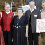 Man hält die Urkunde in der Hand und zeigt sie ins Foto