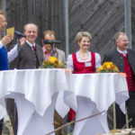 Aufnahme von einer Unterhaltung mit lustiger Stimmung beim 90. jubiläum