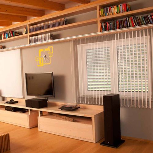 Wohnzimmer mit Holzregal und Schiebeleiter