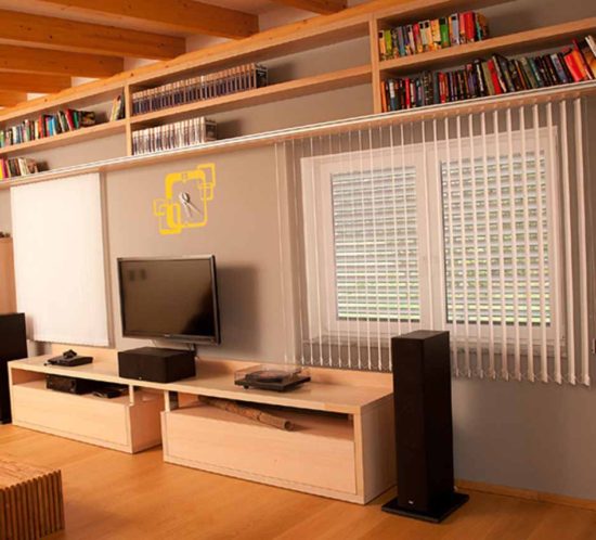 Wohnzimmer mit Holzregal und Schiebeleiter