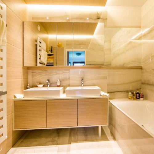 Modernes Badezimmer mit zwei Waschbecken und Badewanne.