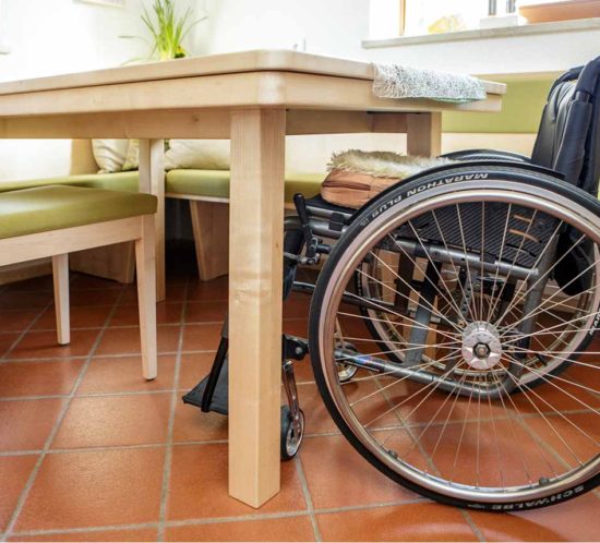 Barrierefreier Essbereich mit Rollstuhl