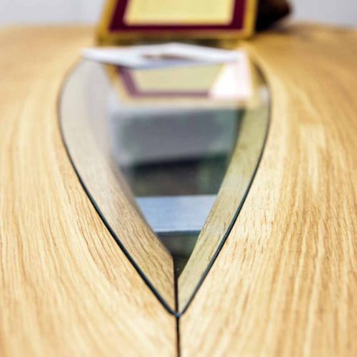 Besprechungstisch aus Holz mit Glaseinsatz