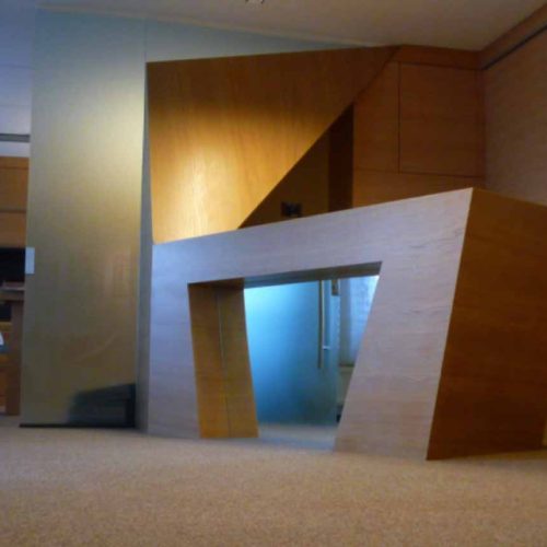 Empfangsbereich aus Holz in modernem Design.