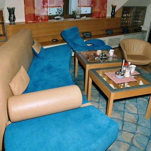 Großes Sofa in Blau und Beige in einem modernen Wohnzimmer.