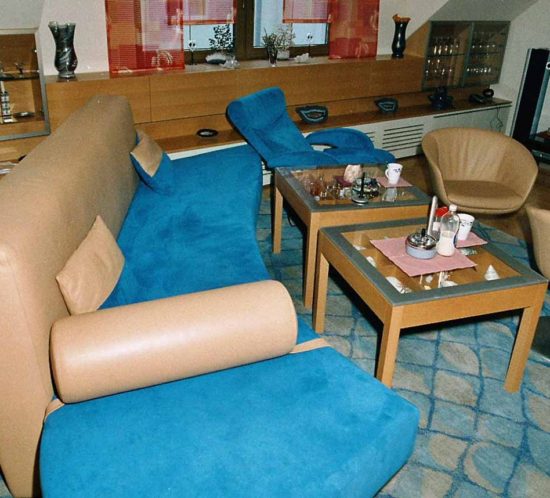 Großes Sofa in Blau und Beige in einem modernen Wohnzimmer.