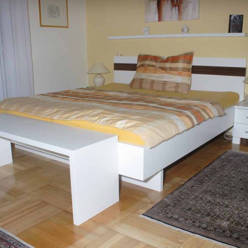 Schwebendes Doppelbett mit weißem Gestell.