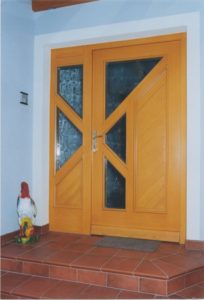 Moderne Holztür mit Fenstern