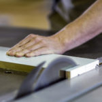 Holz wird genau zugeschnitten