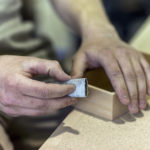 Raues Holz wird fein geschliffen