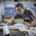 Holz wird bei der Holzbearbeitungsmaschine zugeschnitten