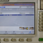Nahaufnahme eines Maschinen-Bedienfelds mit digitalem Display und Tastenfeld.