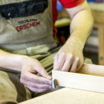 Abschliff von kleinen Holzprojekt