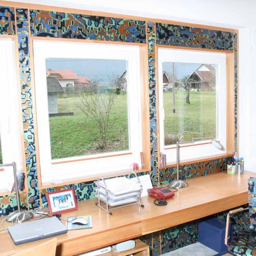Innenraum eines Büros mit kreativem Wanddesign.