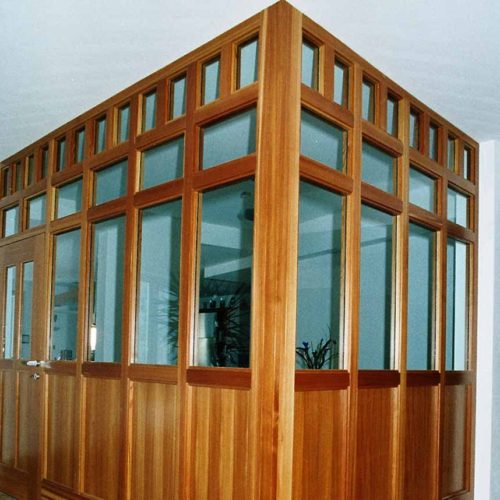 Raumtrennwand aus Holz und Glas.