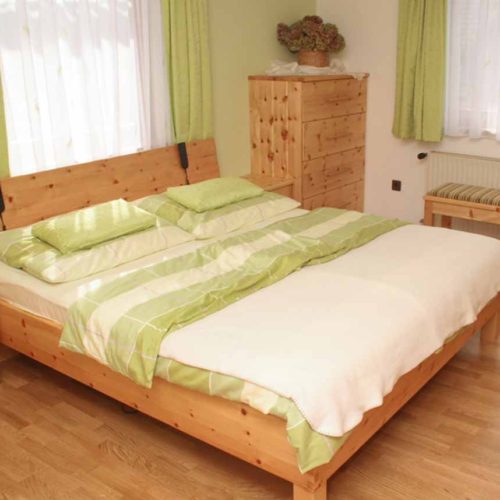 Komplettes Schlafzimmer aus Zirbenholz angefertigt.