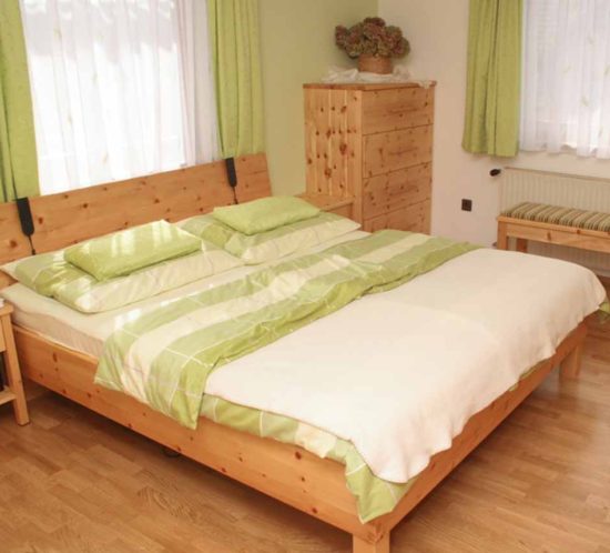 Komplettes Schlafzimmer aus Zirbenholz angefertigt.