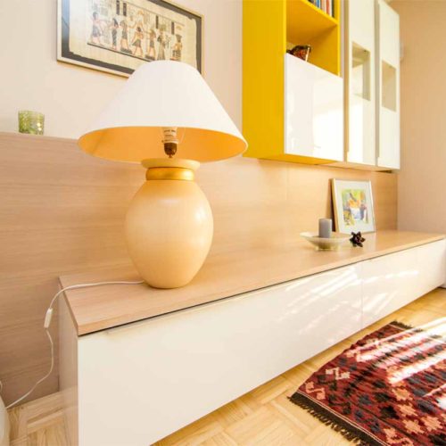 Modernes Sideboard mit einer Lampe darauf.