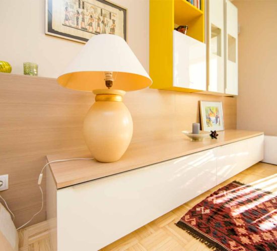 Modernes Sideboard mit einer Lampe darauf.