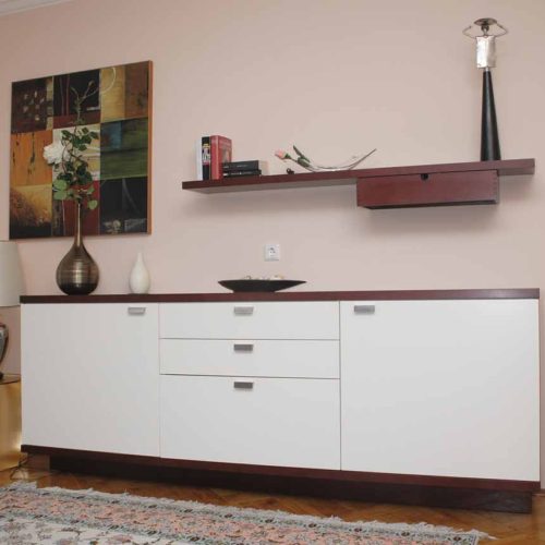 Modernes Sideboard mit weißer Front und Wandregal