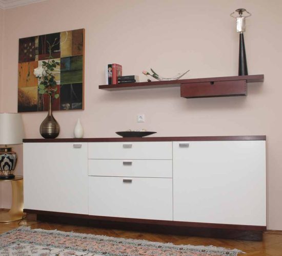 Modernes Sideboard mit weißer Front und Wandregal