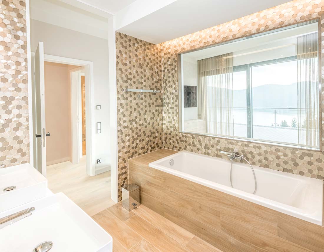 Großer rechteckiger Spiegel über der Badewanne.