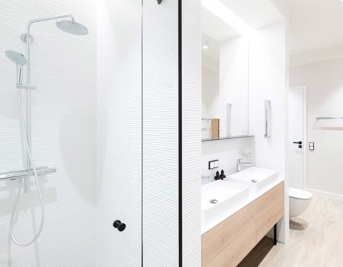 Modernes Badezimmer mit Doppelwaschbecken und Regendusche