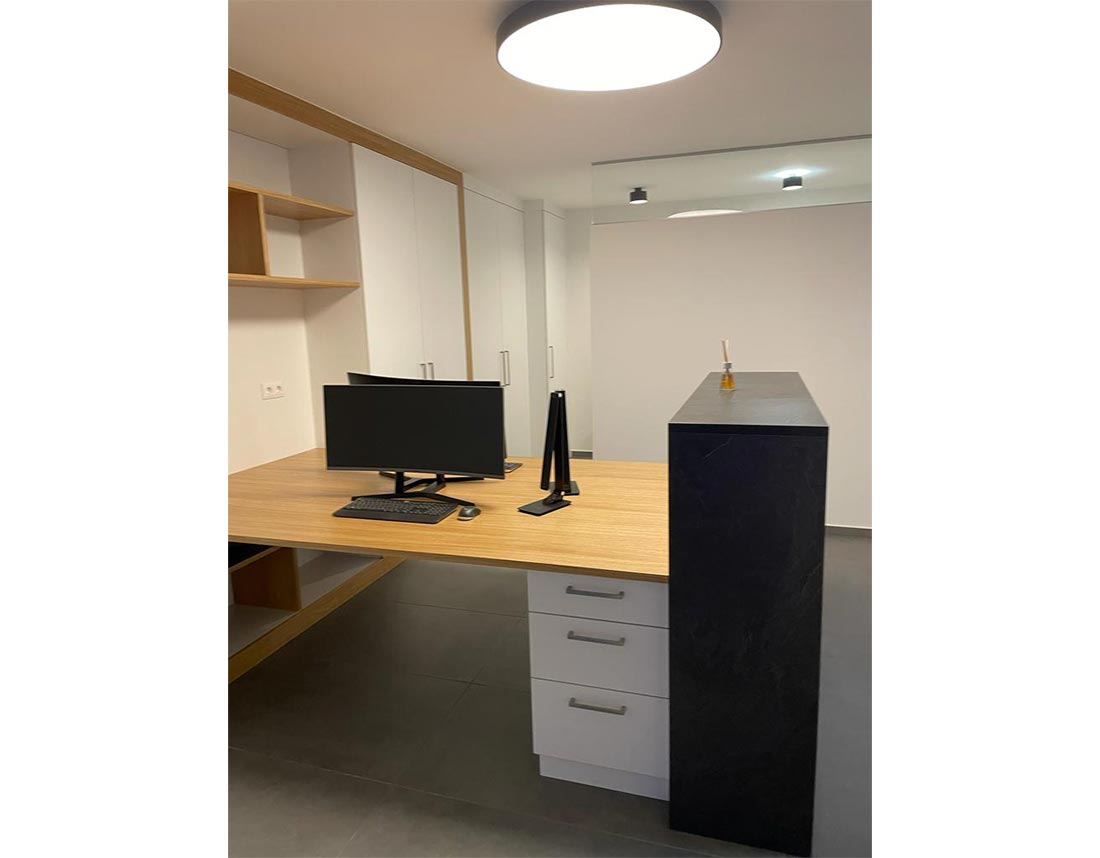 Moderner Arbeitsplatz mit Schreibtisch und Computer