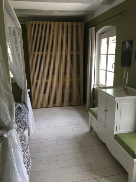 Schrank aus Fichtenlatten