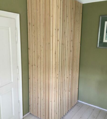 Eckschrank mit Holzlattenverkleidung
