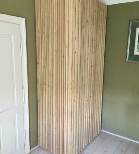 Eckschrank mit Holzlattenverkleidung