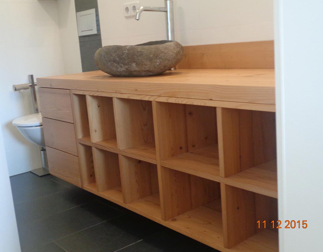 Holzwaschtisch mit offenem Regal und Flusstein-Waschbecken.